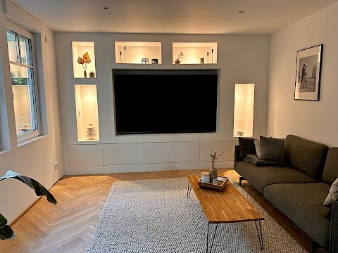 TV- Wohnwand mit indirekter Beleuchtung