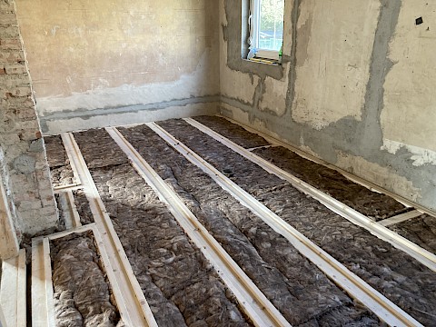 Fußbodenaufbau: Balkenlage mit Dämmung