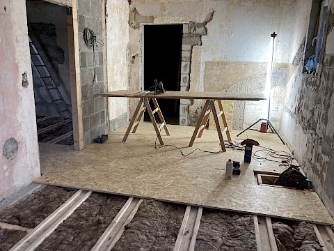 Fußbodenaufbau: OSB- Platten als Rohfußboden auf Balkenlage geschrauben