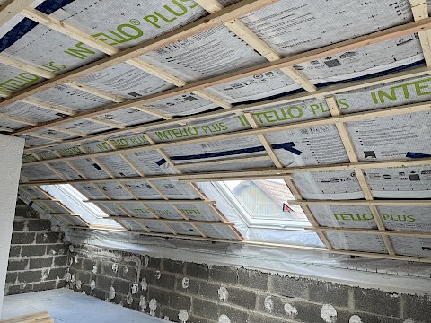 Unterkonstruktion an der Dachschräge inkl. Dampfbremse